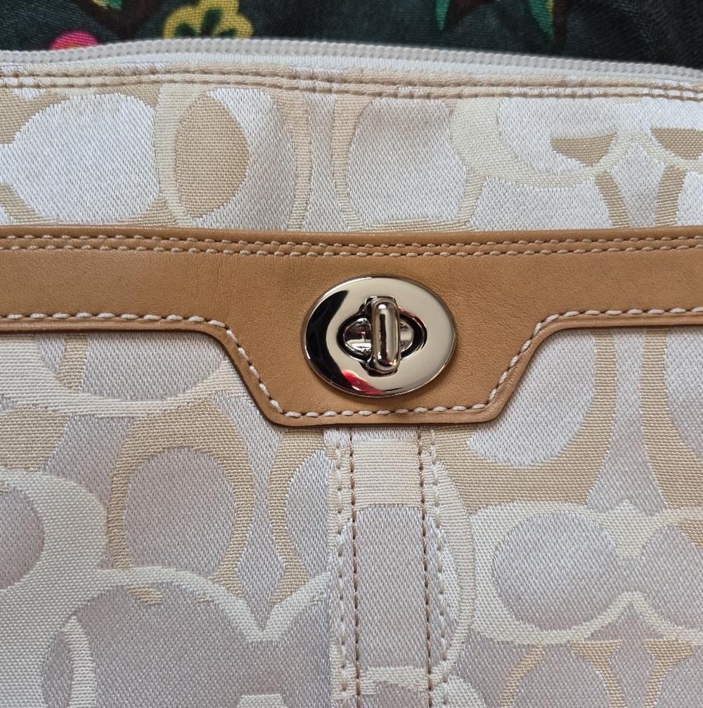 Coach Hampton Op. Art North/South Swinhpack Crossbody, Like New - Picture 3 of 12